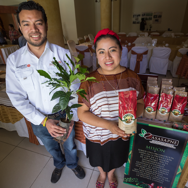 Members of a Guatemalan coffee association ASASAPNE