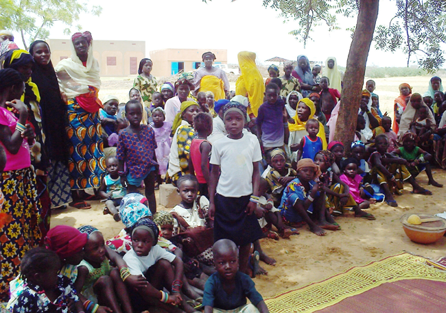 Group of women and children in Niger
